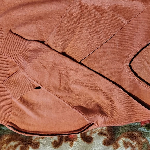 2 /$40Beautiful Cashmere full sleeves sweater. - Picture 4 of 7